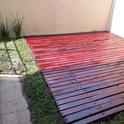 Cisterna y piso tipo Deck en jardín