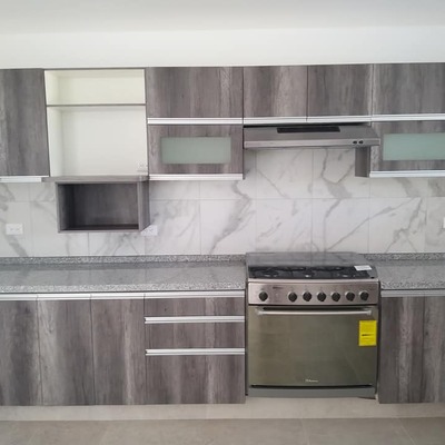 Cocina equipada con diseño limpio y funcional