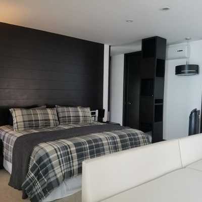 Recámara principal piso, closet y acabado en paredes de madera