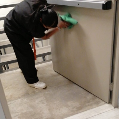 Limpieza puertas de emergencia