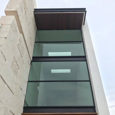 Fachada con cristales templados