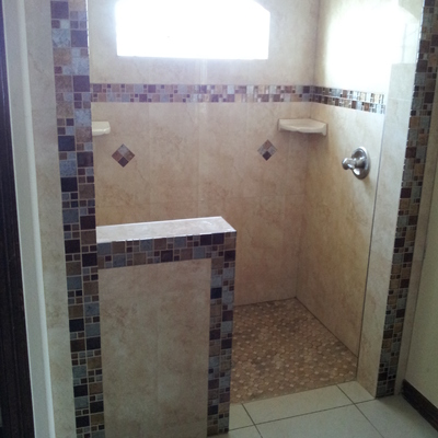 baño con cenefa de vidrio