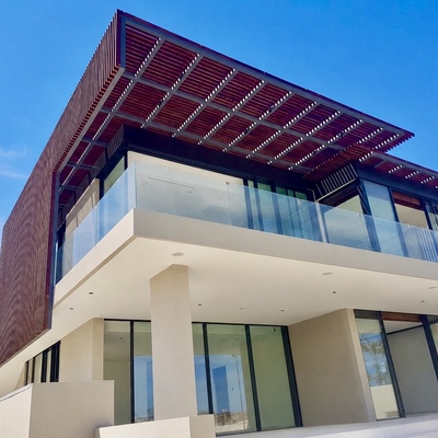 Barandal de cristal templado en terraza de fachada