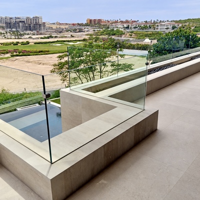 Barandal de cristal templado en terraza con vista a campo de golf