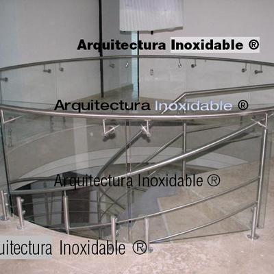 Barandal curvo acero inoxidable y cristal templado