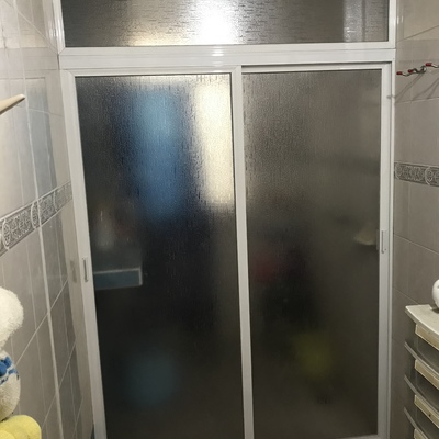 Cancelería de baños.