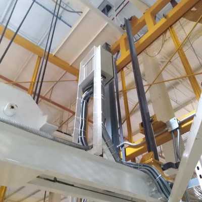 Elevadores montacargas de 2 toneladas de doble acceso, con puertas automáticas.