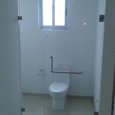 Instalacion de cancel de baño de vidrio templado