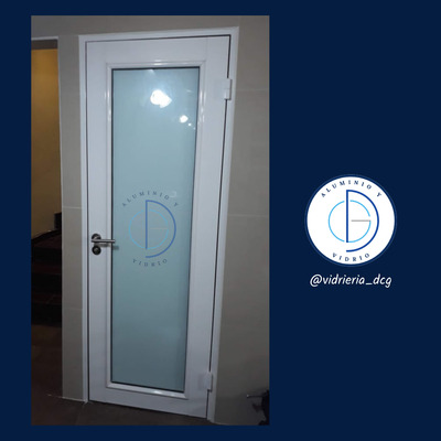 Puerta de aluminio para baño.