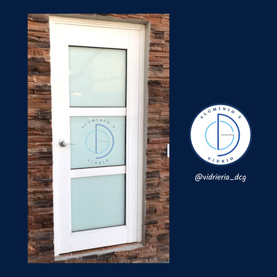 Puerta de aluminio para baño en terraza.