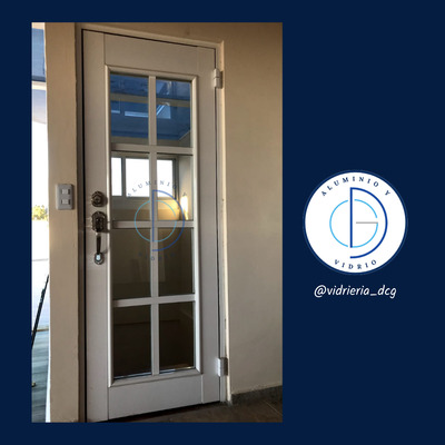 Puerta de aluminio para acceso a terraza.