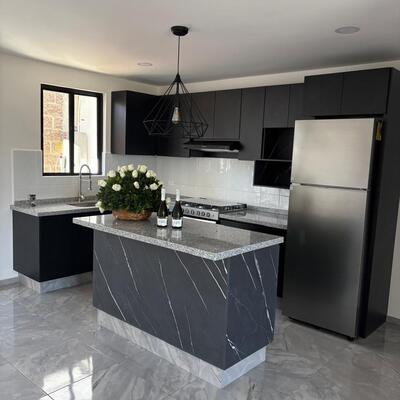 Cocina contemporánea con isla protagonista y diseño sobrio