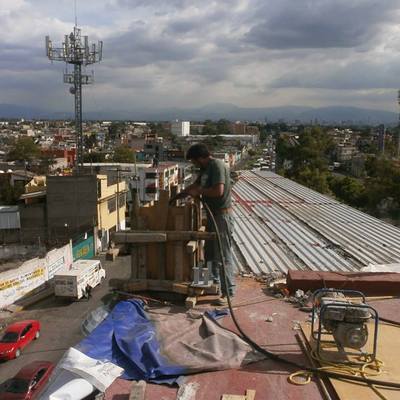 construcción de base para antena de telecomunicación