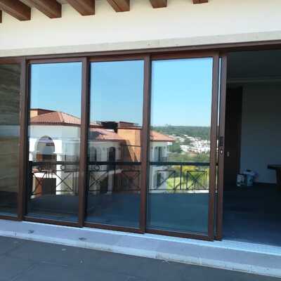 Puerta pocket con apertura parcial (ventilación y paso cómodo)