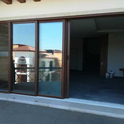 Puerta corrediza pocket (apertura amplia interior–exterior)