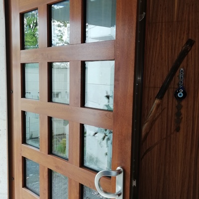 Puerta principal Kömmerling con herraje de seguridad