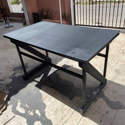 Mesa de trabajo metálica de uso rudo.