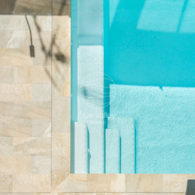 Construcción de alberca con recubrimiento de mosaico vítreo y porcelánico