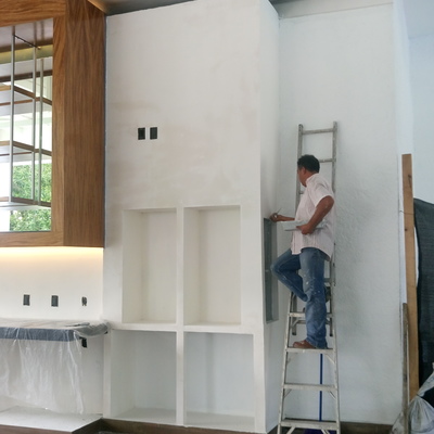 Muro falso con tablero de yeso acabado liso