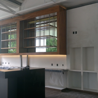 Muro falso con tablero de yeso acabado liso