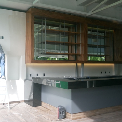 Muro falso con tablero de yeso acabado liso