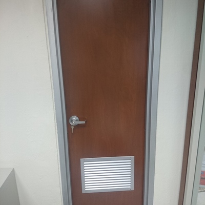 Puerta con ventilación