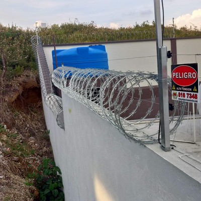 Concertina, cercos eléctrico y cámaras.