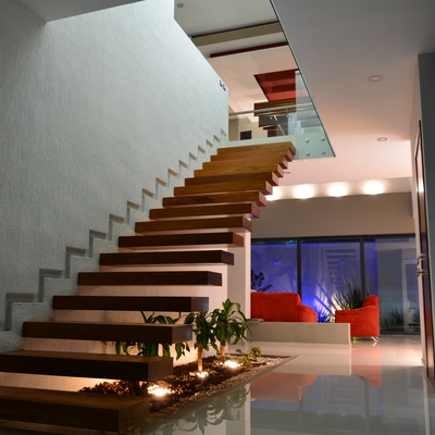 Lobby y Escalera en Residencia Moderna