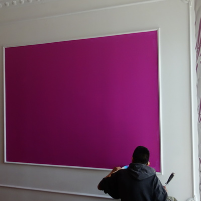 Pizarrón en muros con marco decorativo