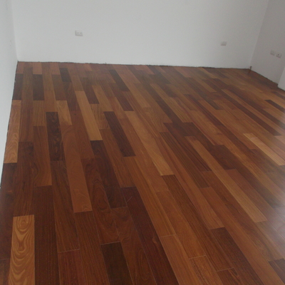 piso de madera sólida