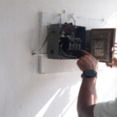 MANTENIMIENTO  Y COLOCACIÓN DE INSTALACIONES ELÉCTRICAS
