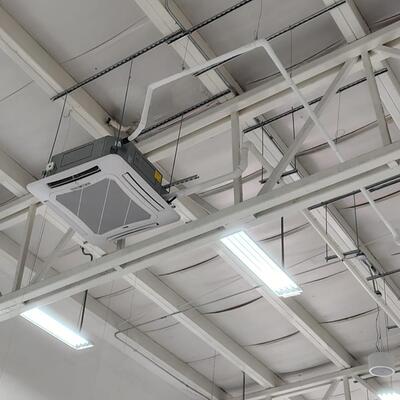 Instalacion de equipo HVAC tipo cassette en estructura comercial