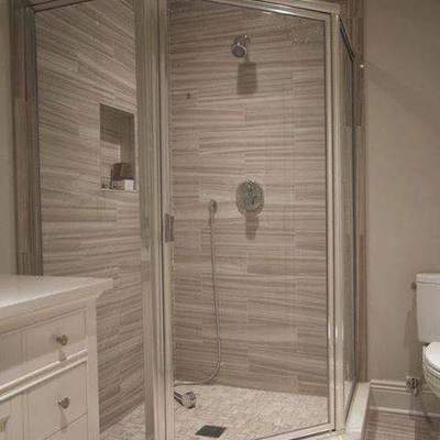 Baño forrado de loseta tipo piedrin