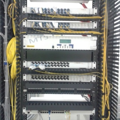 Armario o Rack con equipos de fibra óptica, telefonía y datos