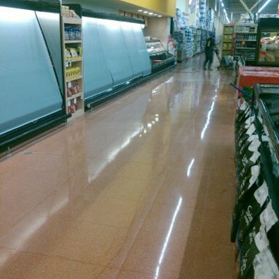 mantenimiento de terrazo en tienda de autoservicio