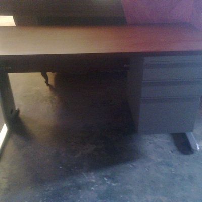 ESCRITORIO CUBIERTA DE MELAMINA ARCHIVO METALICO