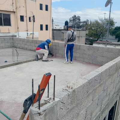 FABRICANDO FIRME EN TECHO DE EDIFICIO