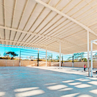 Aplicación de primera mano de pintura PAB en columnas y soldadura de bases para instalación de rampas niveladoras o minidocks.