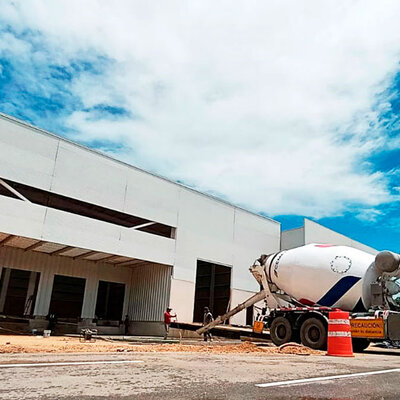 Colado de concreto en nave