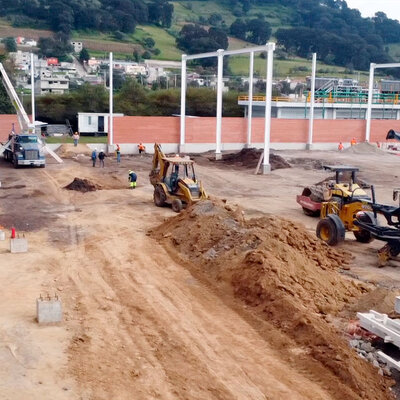 Maquinaria pesada y armado estructural en obra mixta