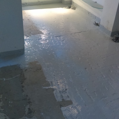 Aplicación de sello impermeable de poliuretano en losa  de estancia con problemas de humedad ascendente 