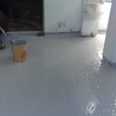 Aplicación de sello impermeable de poliuretano en losa  de estancia con problemas de humedad ascendente 
