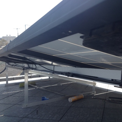 Acomodo de cableado y fijación de paneles solares