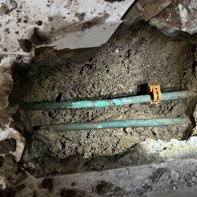 Tubería de cobre antigua y dañada por el sarro y óxido