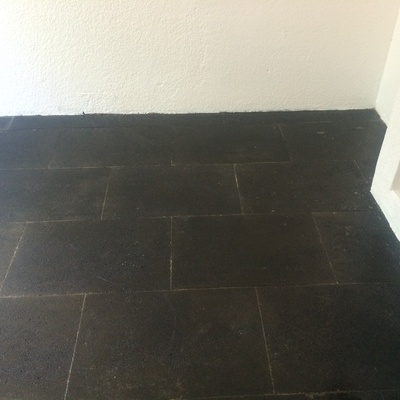ESTUDIO OFICINA CON ACABADO PETREO