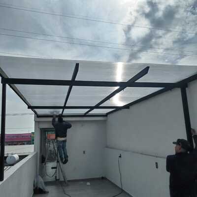 Pérgolas en escuela