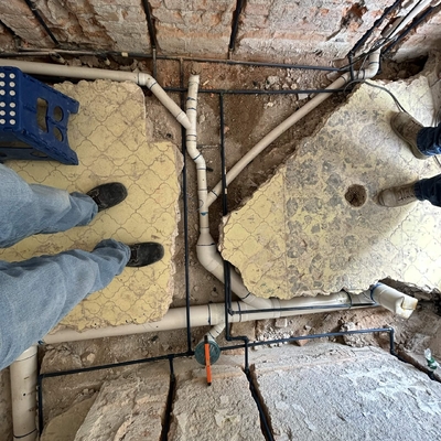 Fase de preparación de tuberías para la remodelación de baño