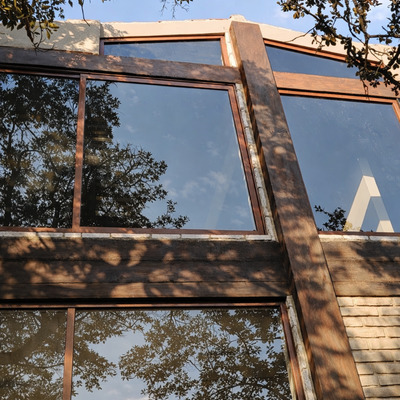 Canceleria con aluminio en color nogal con cristal claro de 6 mm