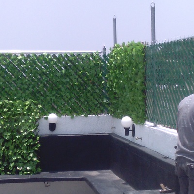 malla ciclonica con follaje artificial