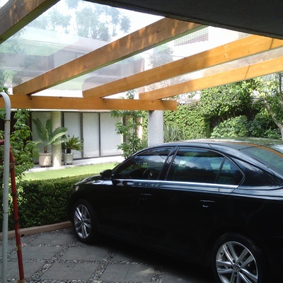 pergola de madera con vidrio